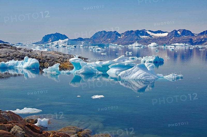 Clear sea with floating icebergs and mountain views, Icefjord, Tiniteqilaaq, Tasilaq, Arctic, Greenland, Denmark