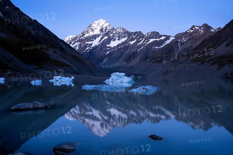 Mountainous landscape. Hooker Lake and Aoraki Mount Cook. mirroring. evening mood. Aoraki Mount Cook National Park, Canterbury, South Island, New Zealand