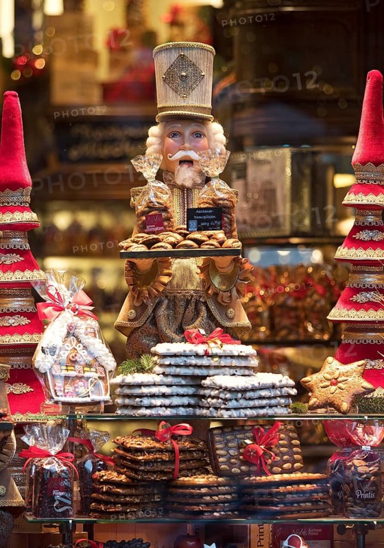 Aacherner Printen arranged and decorated in the shop window, Advent season, Aachen, North Rhine-Westphalia, Germany