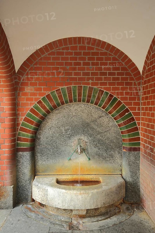 Bäckerbrunnen built 1909 and wall with tiles, brick house, tiles, Wiesbaden, Taunus, Hesse, Germany