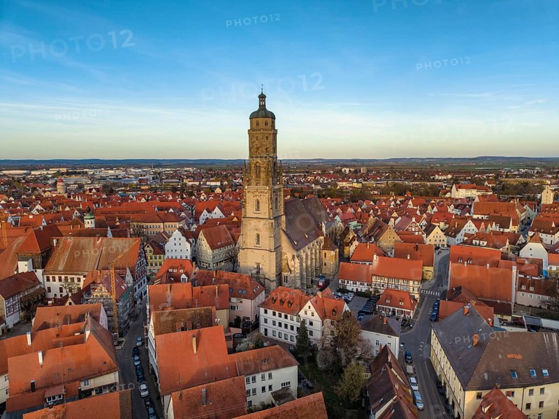 Aerial view of the historic old town of Nördlingen with the church of St. Georg and the 90-meter high church tower, called Daniel, Donau-Ries district, Nördlinger Ries, Bavaria, Germany