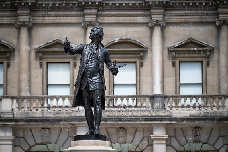 Statue of Sir Joshua Reynolds in the courtyard of the Royal Academy of Arts, Art Gallery and Art College, Burlington House, Piccadilly, London, England, Great Britain