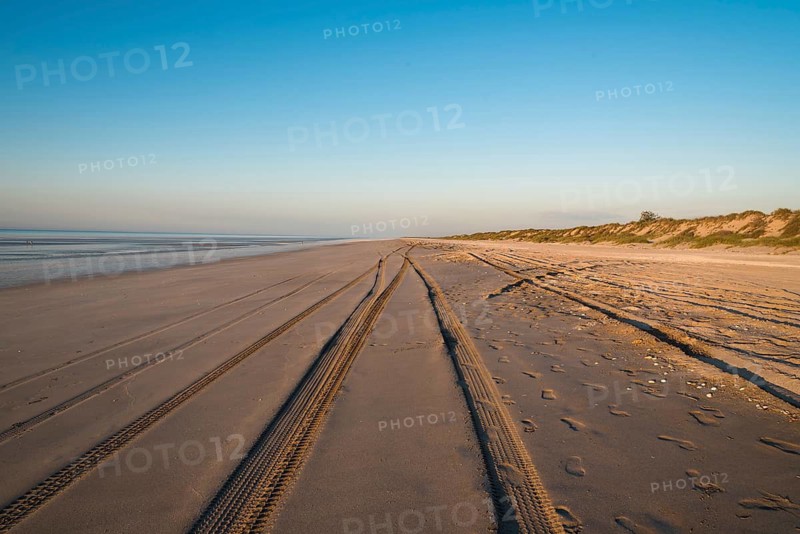 Australia, Western Australia, Broome, sand, sandy beach, beach, turquoise sea, seashore, seaside resort, car tracks on the beach
