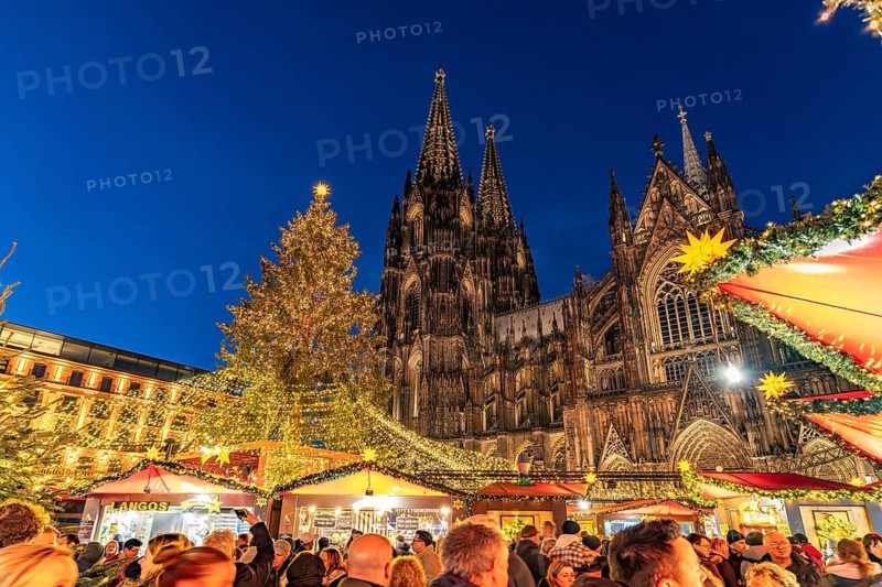 Christmas market at Cologne Cathedral at dusk, Cologne, North Rhine-Westphalia, Germany