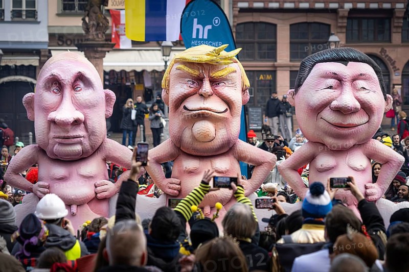 The Frankfurt carnival procession moves across the Römerberg in Frankfurt am Main on 15 February 2026. A float shows Presidents Vladimir Putin (left, Russia), Donald Trump (centre, USA) and Xi Jinping (right, China), Römerberg, Frankfurt am Main, Hesse, Germany