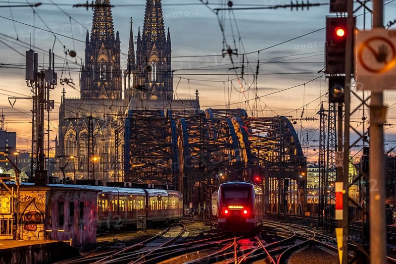 Rail track in front of Cologne Central Station, Hohenzollern Bridge across the Rhine, regional trains, in front of the railway bridge, Cologne Cathedral, North Rhine-Westphalia, Germany