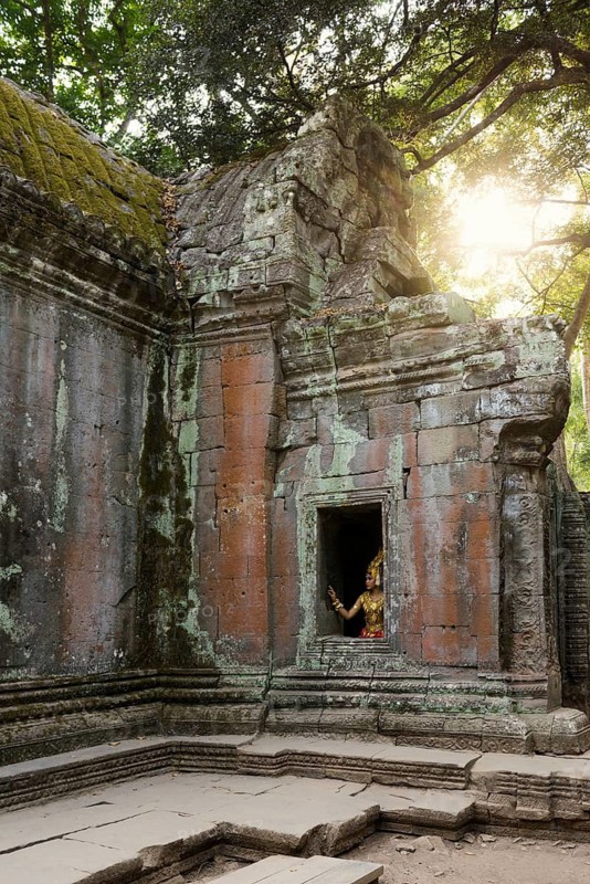 Young woman dressed as a temple dancer, Apsara, Ta Prohm, Angkor Wat, Angkor, UNESCO World Heritage Site, Siem Reap, Cambodia, Indochina, Southeast Asia
