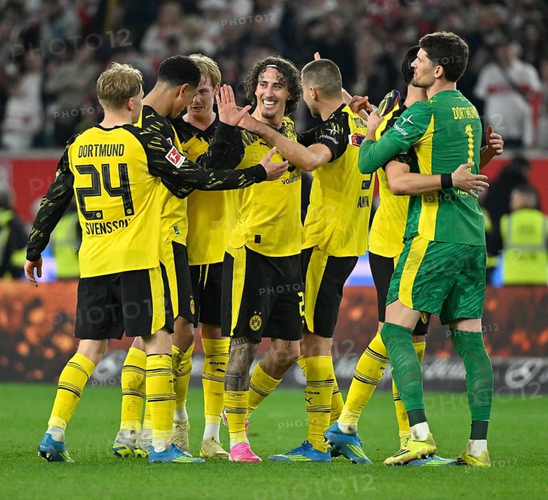 Final cheer, joy, happiness, jubilation Borussia Dortmund BVB goalkeeper Gregor Kobel Borussia Dortmund BVB (01) Fabio Silva Borussia Dortmund BVB (21) Waldemar Anton Borussia Dortmund BVB (03) Daniel Svensson Borussia Dortmund BVB (24) Julian Brandt Borussia Dortmund BVB (10) Soccer Bundesliga, MHPArena, MHP Arena Stuttgart, Baden-Württemberg, Germany