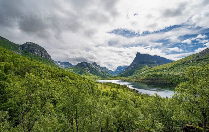 Innerdalen high valley with lake Innerdalsvatna, mountains, right Innerdalstårnet, Trollheimen, Sunndal, Møre og Romsdal, Vestlandet, Norway