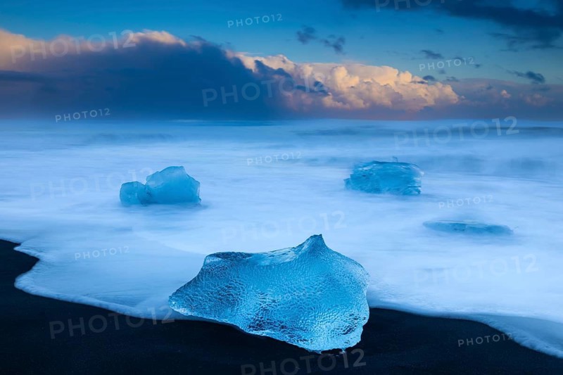 Ice chunks on black beach, lava beach, glacier ice, sea, sunset, winter, Diamond Beach (Breiðamerkursandur), Iceland, Scandinavia