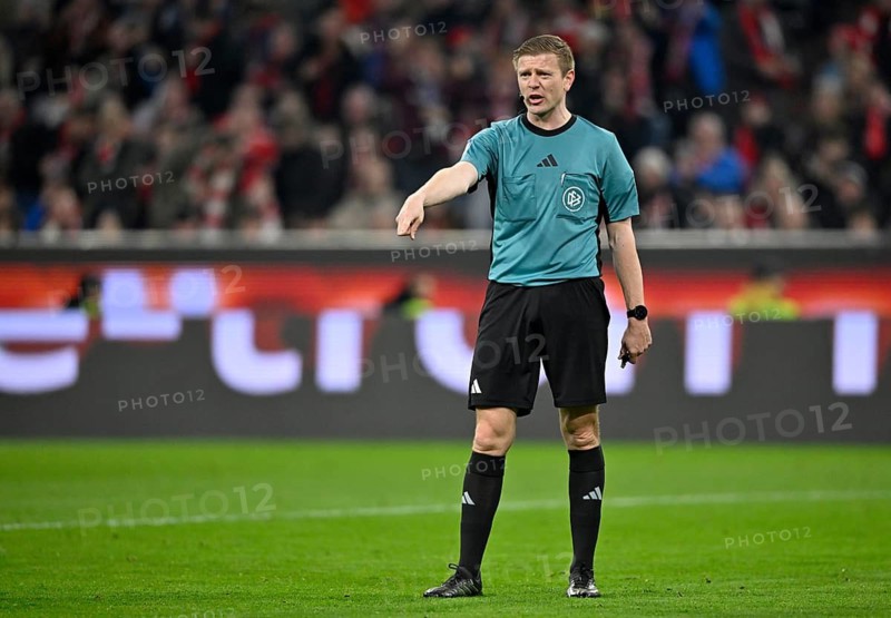 Referee Robert Schröder points to the point, penalty spot, penalty, soccer Bundesliga, Allianz Arena, Munich, Bayern, Germany