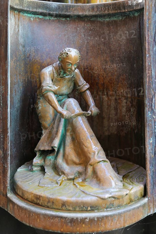 Guild fountain by the sculptor Bonifatius Stirnberg from 1983, guilds, guilds, craftsmen, cast figure, tanner, dressing a leather hide, Reutlingen, Baden-Württemberg, Germany