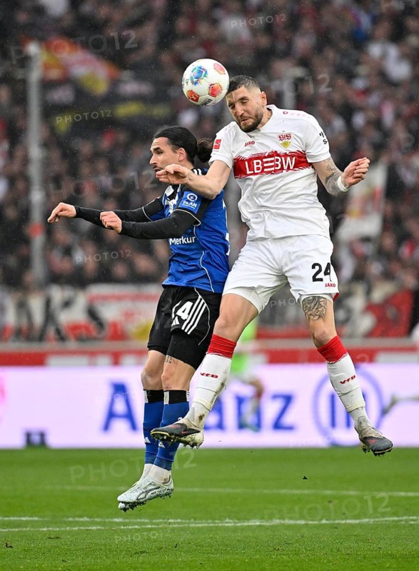 Header duel duel action Jeff Chabot VfB Stuttgart (24) against Rayan Philippe Hamburger SV HSV (14) Soccer Bundesliga, MHPArena, MHP Arena Stuttgart, Baden-Württemberg, Germany