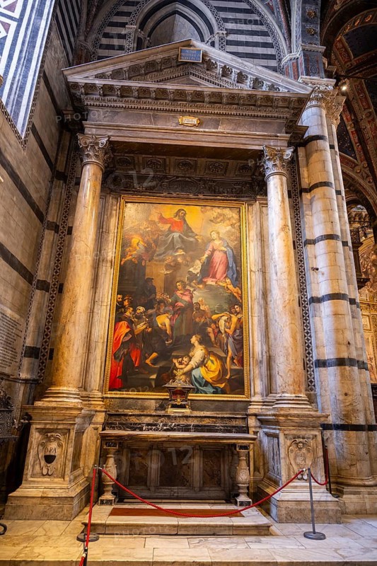 Interior of colorful marble decoration, Siena Cathedral or Cattedrale di Santa Maria Assunta, Siena, Tuscany, Italy