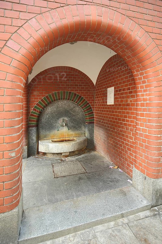 Bäckerbrunnen built 1909 and wall with tiles, semicircular archway, brick house, tiles, Wiesbaden, Taunus, Hesse, Germany