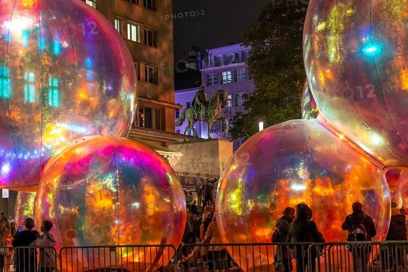 The 10th Essen Light Festival, in the city centre, second largest light art festival in Germany, light art on the Burgplatz, Evanescent light installation, by the Australian artist duo Atelier Sisu, large bubble-like spheres, with light and sound, Essen, North Rhine-Westphalia, Germany