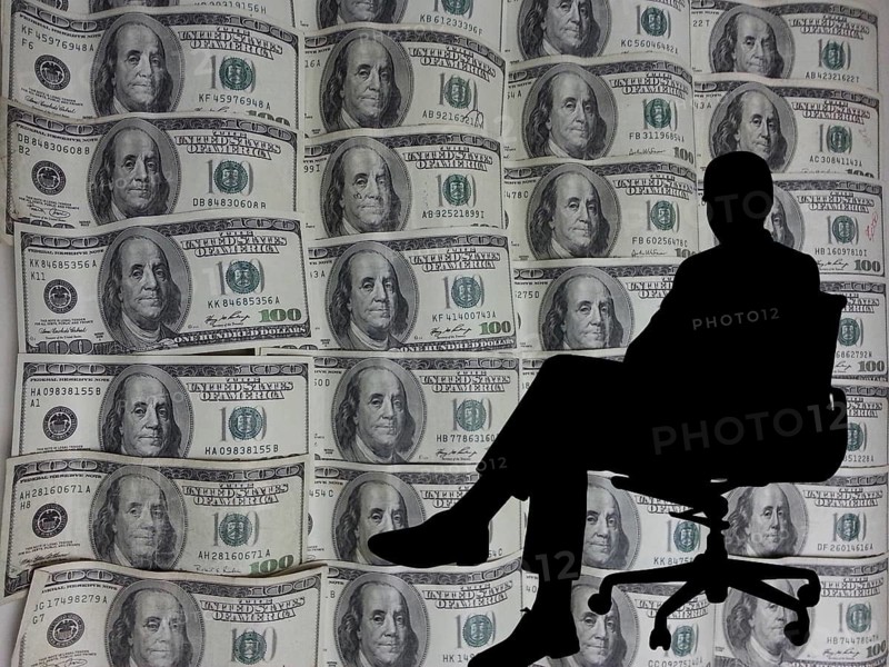 Symbolic image for stock market, Bitcoin, banker offers Bitcoin, bull and bear, rising and falling prices, New York Stock Exchange, dollar reserve currency in question, President Trump with erratic policies, Ukraine and Iran war, consequences of world economy, stock trading, world crisis, money, finances, stock market crash, performance, securities, speculation, greed, price fall, Brexit, euro crisis, economic development, stock market crash, inflation, money transactions, international stock exchanges, economic policy, financial policy