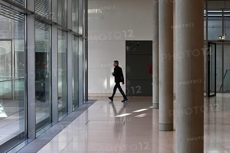 Rolf Mützenich (SPD) on his way from the Greens' parliamentary chamber to the SPD's parliamentary chamber. He had previously met with Katharina Dröge (Greens) and Britta Haßelmann (Greens) in the office of Friedrich Metz (CDU) for negotiations on the influx limitation law
