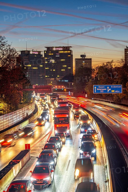 Evening traffic, partly with traffic jams, slow-moving traffic on the A40 motorway, Essen skyline, Evonik Group headquarters, Essen, North Rhine-Westphalia, Germany