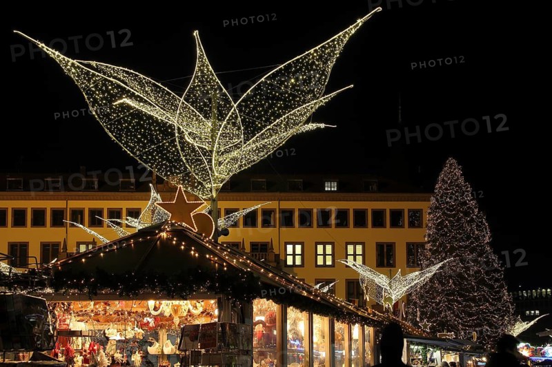 Shooting star market with fairy lights, Christmas market, Christmas decoration, lighting, market stalls, night view, New Town Hall, Schlossplatz, Wiesbaden, Taunus, Hesse, Germany