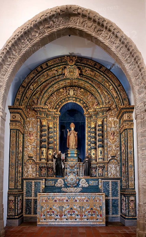 Interior view of the church Igreja Matriz de São Clemente, side altar, azulejos, tiles, tile decoration, Loulé, Algarve, Portugal