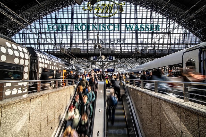Cologne Central Station, escalators to and from the platform, passengers waiting for the train, Cologne, North Rhine-Westphalia, Germany