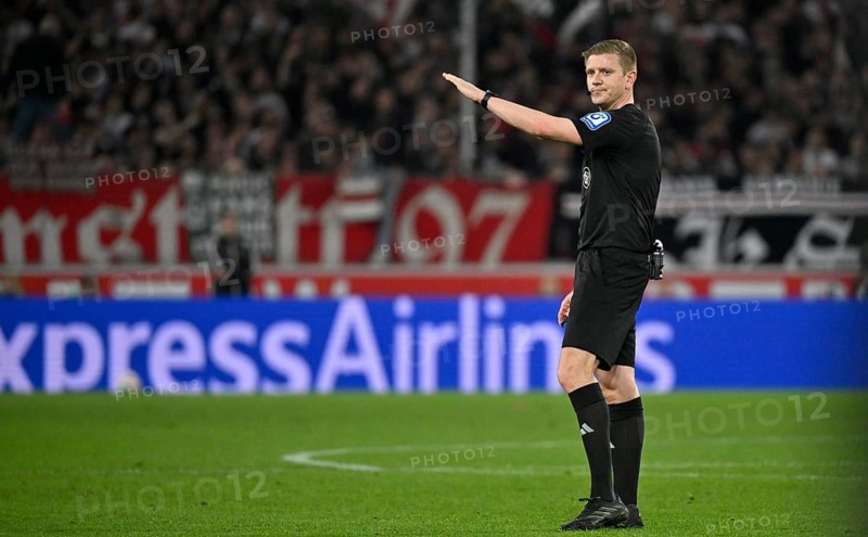 Referee Robert Schröder gesture gesture soccer Bundesliga, MHPArena, MHP Arena Stuttgart, Baden-Württemberg, Germany