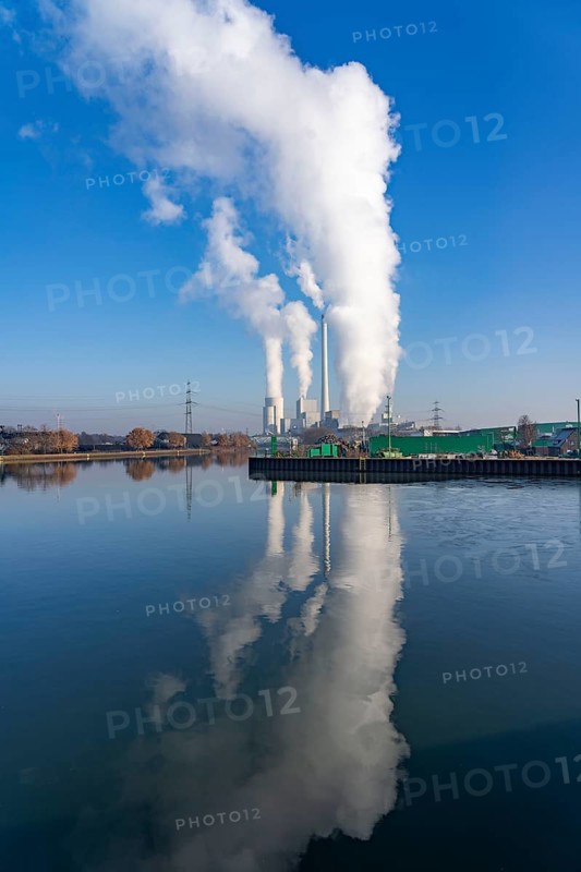 The STEAG combined heat and power plant in Herne-Baukau, hard coal-fired power plant, in front the new gas and steam power plant, unit 6, Rhine-Herne Canal, North Rhine-Westphalia, Germany