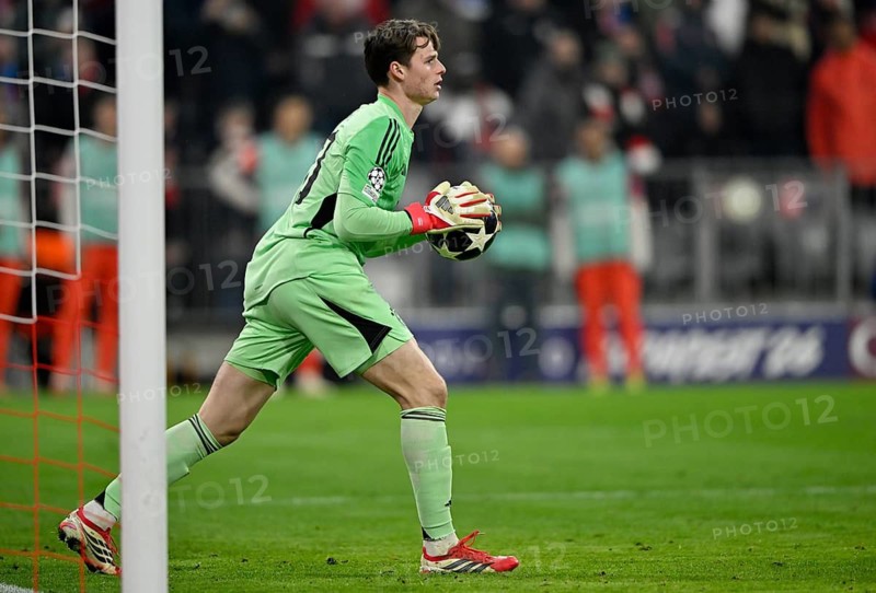 Goalkeeper Jonas Urbig FC Bayern Munich FCB (40) Action on the ball Football, Champions League, Allianz Arena, Munich, Bavaria, Germany