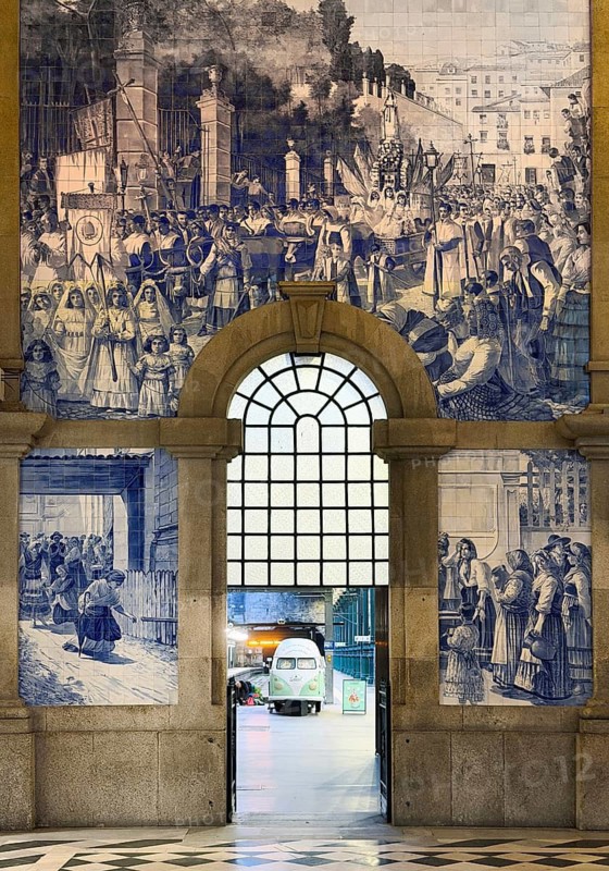Porto Sao Bento railway station, entrance hall with azulejos designed by artist Jorge Colaço, old town, UNESCO World Heritage Site, Porto, Portugal