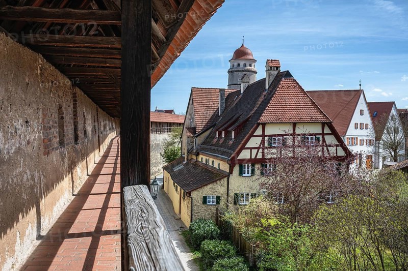 The historic rampart of the completely preserved, approx. 2.7 kilometers long city wall in the old town of Nördlingen, on the right the Löpsinger Tor, Donau-Ries district, Nördlinger Ries, Bavaria, Germany