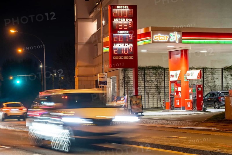Gas station, high fuel prices due to the war in the Middle East, display board, Star gas station, Zeunerstraße, B224, in Essen, North Rhine-Westphalia, Germany