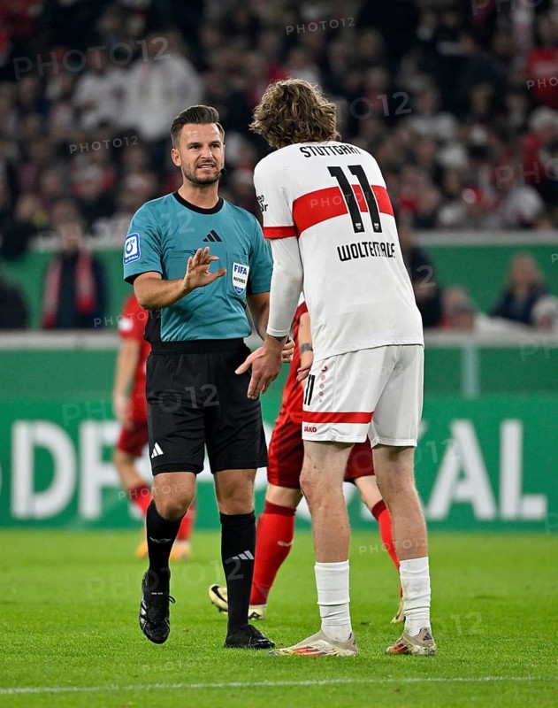Referee Daniel Schlager in discussion with Nick Woltemade VfB Stuttgart (11) MHPArena, MHP Arena Stuttgart, Baden-Württemberg, Germany