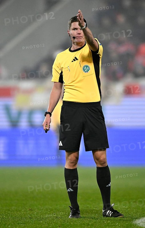Referee Referee Dr Florian Exner Gesture Gesture Voith-Arena, Heidenheim, Baden-Württemberg, Germany