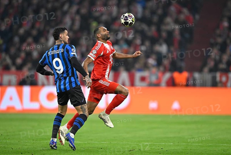 Duel, action Jonathan Tah FC Bayern Munich FCB (04) against Gianluca Scamacca BC Bergamo (09) football, Champions League, Allianz Arena, Munich, Bavaria, Germany