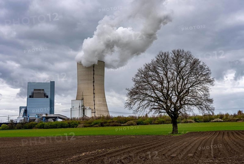The UNIPER Datteln 4 coal-fired power plant, power plant block and cooling tower, fields, old trees, Datteln, North Rhine-Westphalia, Germany