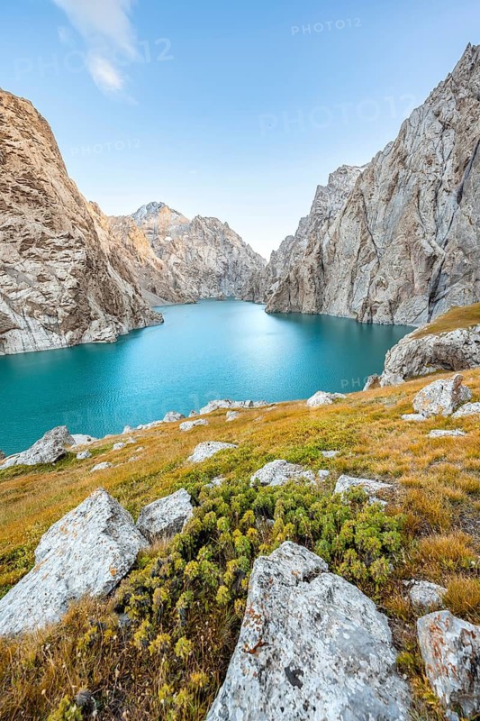 Turquoise mountain lake Kol Suu with rocky steep mountains, Kol Suu Lake, Sary Beles Mountains, Naryn Province, Kyrgyzstan