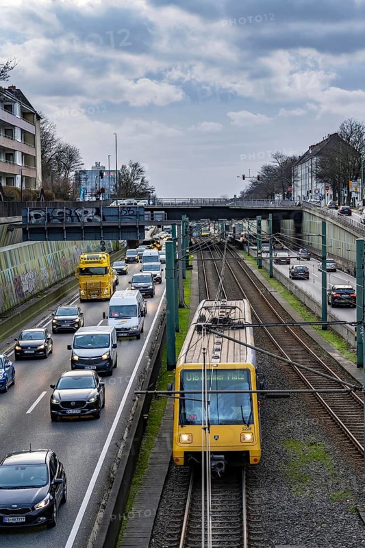 The Hausackerbrücke, inner-city road bridge over the A40 motorway and the U18 light rail line, between Essen-Frohnhausen and Holsterhausen, extensively renovated in 2018, is already dilapidated again and has to be demolished, to be rebuilt in 2026, for which the A40 motorway and the tram line must be closed, North Rhine-Westphalia, Germany