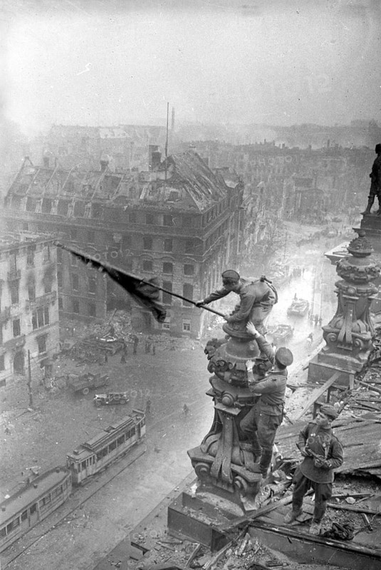 At the Berlin Reichstag, May 2, 1945, three Soviet soldiers fly the flag of the Soviet Union. The three soldiers are the Ukrainian Alexei Leontyevich Kovalyov, the Kumyken Abdulchakim Isakovich Ismailov and the Belorussian Leonid Goritchev. J. Chaldej took 36 pictures, which he later also changed by adding clouds of smoke, retouching the watch and assembling further variants. The picture became an icon and symbol of the victory over National Socialism