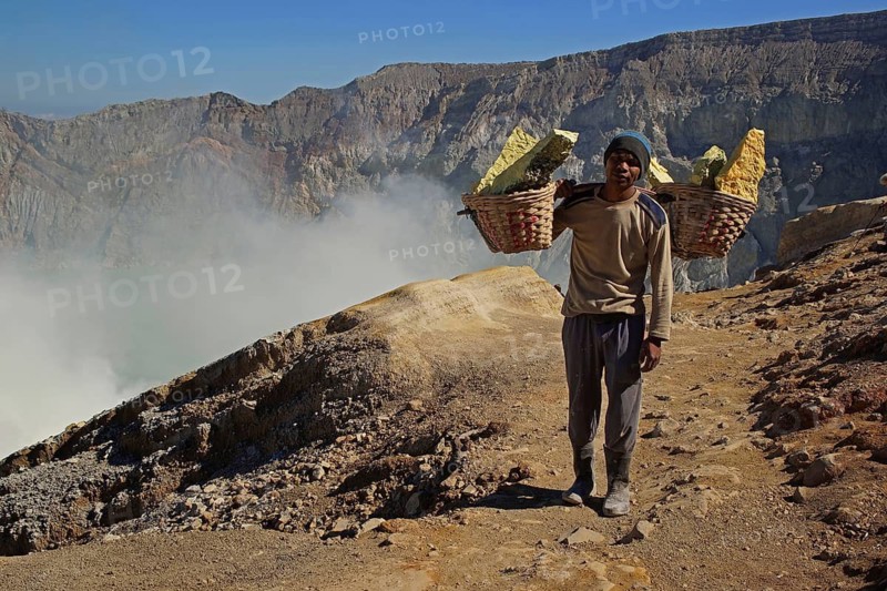 Asia, Indonesia, Java, volcanoes in Bromo-Semeru National Park, worker transporting scghwefel, Java, Indonesia
