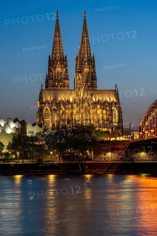Cologne Cathedral, has been shining in new light since Easter 2025, the old metal halide lamps have been replaced by over 700 modern LED lamps, reducing energy consumption by around four fifths, significantly improving the quality of light and greatly reducing light emissions, 12 KM of new cables were laid for this, Hohenzollern Bridge, railway bridge over the Rhine, North Rhine-Westphalia, Germany