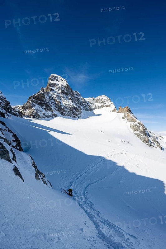 Porta d'Es-cha in winter, view of mountain peak Piz Kesch and glacier Vadret da Porchabella, high tour, ski tour Bündner Haute Route, Albula Alps, Rhaetian Alps, Grisons, Eastern Switzerland, Switzerland