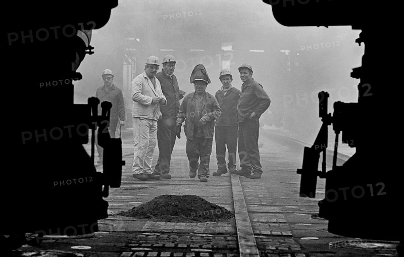 Essen, DEU, 17.11.85 - Workers at the Zollverein coking plant. The coking plant was discontinued in 1993. Together with Zollverein Colliery, the former coking plant was declared a World Heritage Site by UNESCO in 2001, Essen, Germany