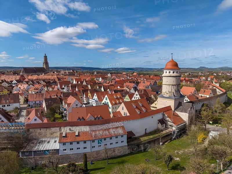 Aerial view of the historic old town of Nördlingen, with the completely comprehensive and accessible city wall, on the left the church of St. Georg with the 90-meter high church tower, called Daniel, Donau-Ries district, Nördlinger Ries, Bavaria, Germany