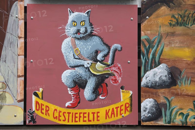 Wall painting around fairy tale Puss in Boots, fairy tale characters, cat figure with boot and hat with feather, street art, Brüder-Grimm-Straße, Steinau an der Straße, Spessart, Hesse, Germany