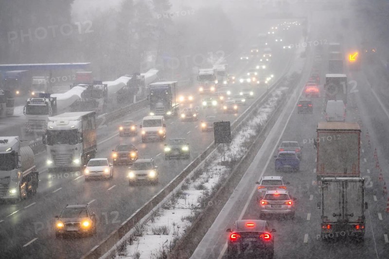 The onset of winter in North Rhine-Westphalia, heavy snowfall, A3 motorway near Hilden, near Ohligser Heide rest area, snow-covered roads, traffic is sometimes just slowing down, North Rhine-Westphalia, Germany