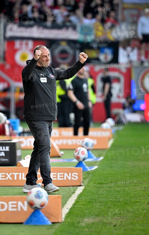 Coach Coach Frank Schmidt 1. FC Heidenheim 1846 FCH on the sidelines cheering gesture soccer Bundesliga, Voith-Arena, Heidenheim, Baden-Württemberg, Germany