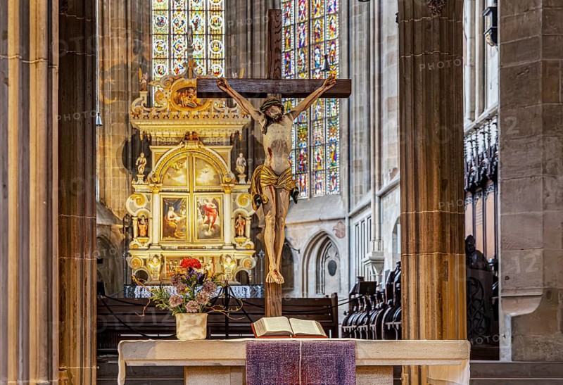 St. Dionys Town Church. interior view. Crucifixion scene on the high altar created in 1604. Three-storey winged altar by Peter Riedlinger and David Mieser. City view of Esslingen am Neckar. Crucifix with altar. Esslingen, Baden-Württemberg, Germany