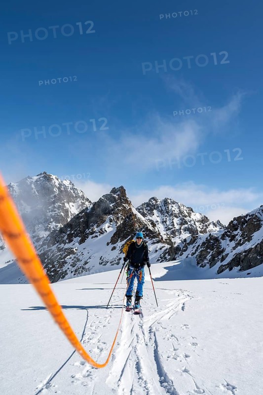 Ski tourer with rope, rope team on the Vadret da Porchabella glacier on the ascent to the summit of Piz Kesch, mountain landscape in winter, alpine tour, ski tour Bündner Haute Route, Albula Alps, Rhaetian Alps, Grisons, Eastern Switzerland, Switzerland
