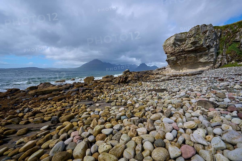 Pebble beach with rocks on the coast, under a cloudy sky with sea views in a natural, peaceful setting, Elgol Beach, Elgol, Isle of Skye, Scotland, United Kingdom, Great Britain
